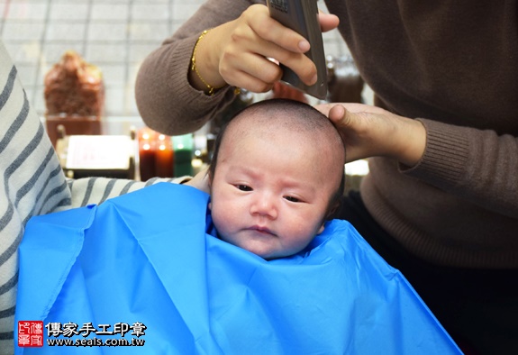剃胎毛、滿月剃頭、嬰兒剃頭、嬰兒理髮、嬰兒剃髮、嬰兒剃胎毛、嬰兒滿月剃頭、寶寶剃頭、剃胎毛儀式、剃胎毛吉祥話、滿月剃頭儀式、滿月剃頭吉祥話、寶寶剃胎毛、寶寶滿月剃頭理髮、 新竹香山區剃胎毛、新竹香山區滿月剃頭、新竹香山區嬰兒剃頭剃胎毛、新竹香山區嬰兒理髮、新竹香山區嬰兒剃髮、曾寶寶(新竹香山區嬰兒寶寶滿月剃頭理髮、免費嬰兒剃胎毛儀式吉祥話)。中國風會場，爸媽寶貝免費穿「日中韓」古裝禮服。專業拍照、DVD光碟、證書。★購買「臍帶章、肚臍章、胎毛筆刷印章」贈送：剃頭、收涎、抓周，三選一。2015.12.21 照片15